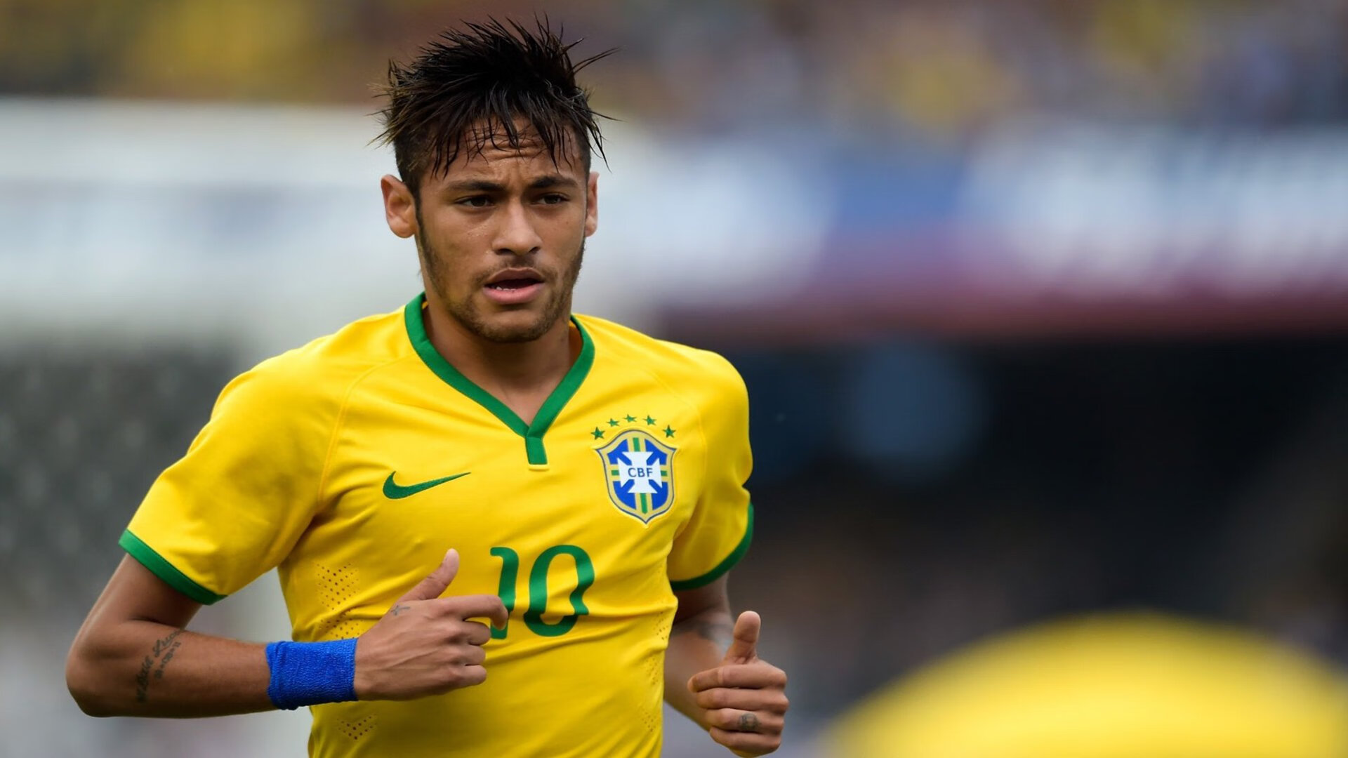 “东部新区赛场，腰旗美式橄榄球让人血脉喷张”